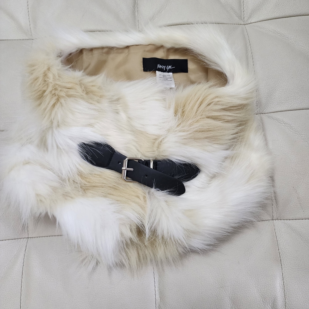 NWOT Nasty Gal Cream Faux Fur Scarf with Black Buckle - Picture 4 of 5
